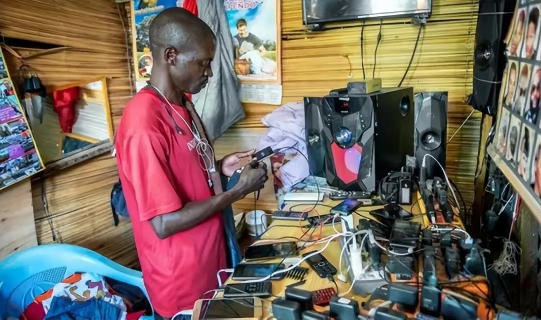 还没足球场大的非洲小岛，住了1000个居民，其他人还拼命往这里挤