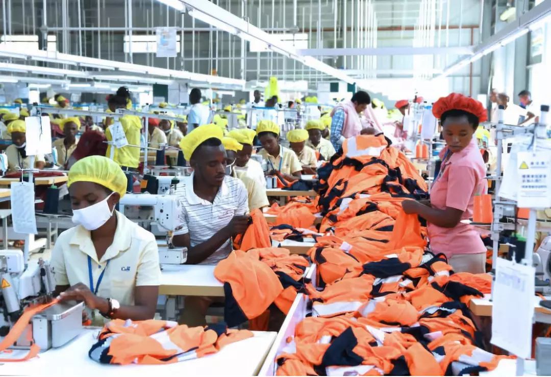 娼墝杩愬姩鏍℃湇,娼墝鏍℃湇