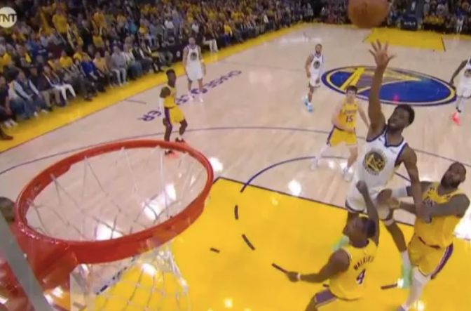 曝维金斯左肋骨软骨骨折疑受伤一幕曝光空中被詹皇推倒