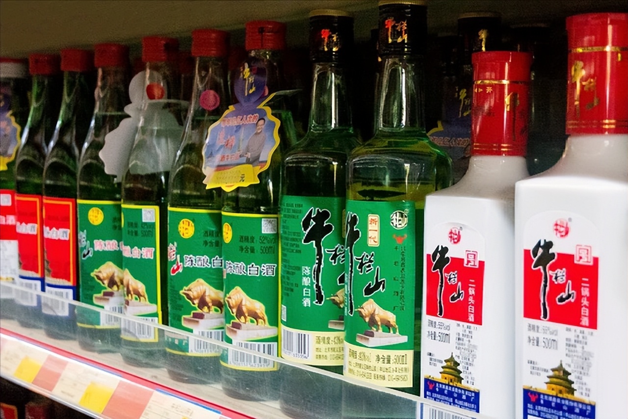 牛栏山明明是“酒精酒”，却能年销过百亿，究竟是谁在为它买单？