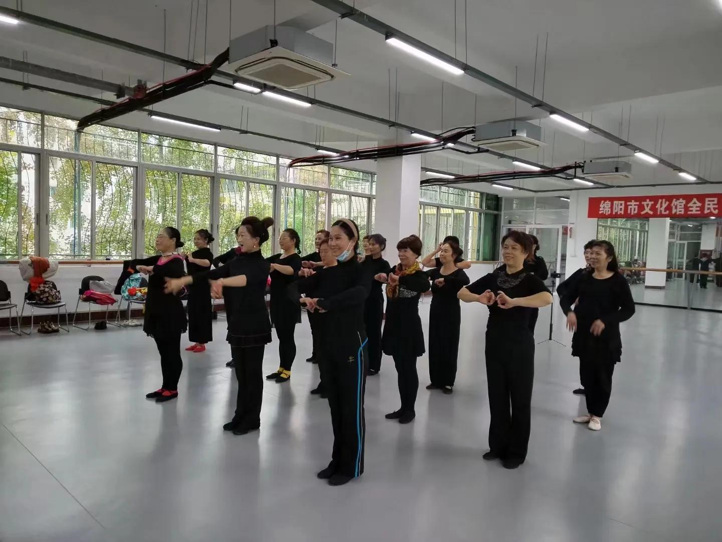 好乐网花之韵艺术团在绵阳亮相