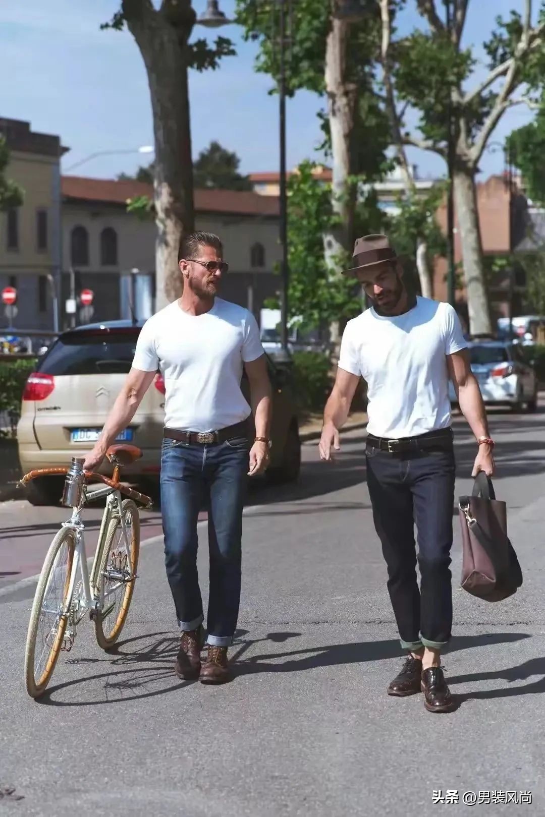 男士黑色t恤搭配什么颜色牛仔裤,男士白色t恤配什么颜色牛仔裤