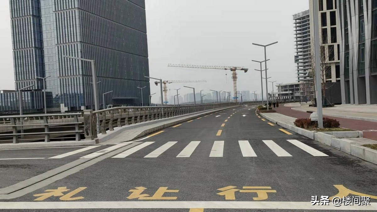 碧水清清映“如意”，大厦栉比迎春天！郑州金融岛一片沸腾