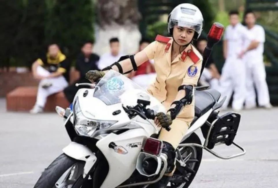 女警警服演变照片图片,最美警花警服图片