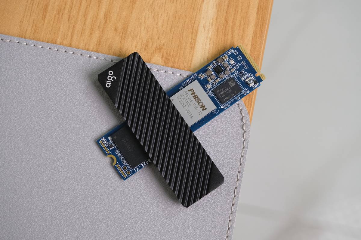 固态硬盘拆解前后对比,固态硬盘拆机评测