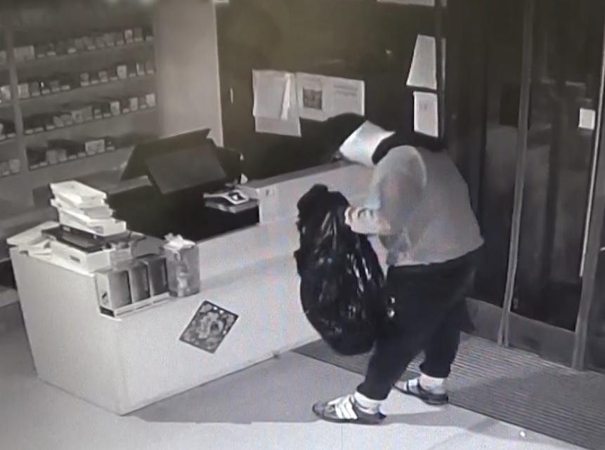 老顾客半夜拎着塑料袋离开烟酒店？北京警方：刑拘！