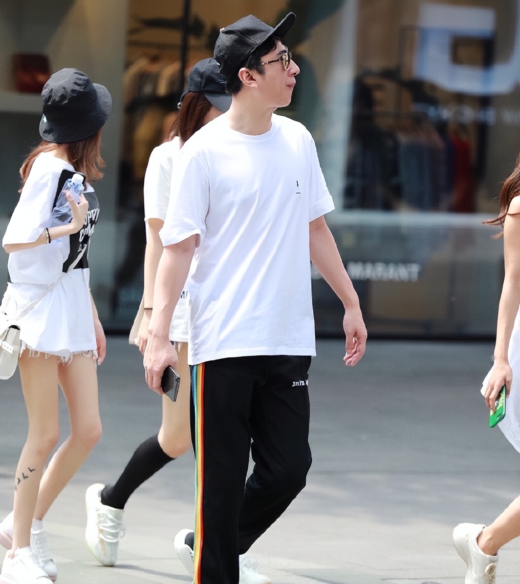 王思聪携四位女友高调逛街,王思聪新女友晒照大秀身材