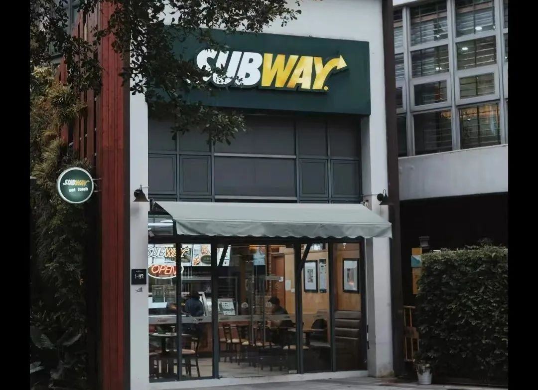 靠卖三明治，两位企业家在全球开了3.7万家店，价值100亿美元