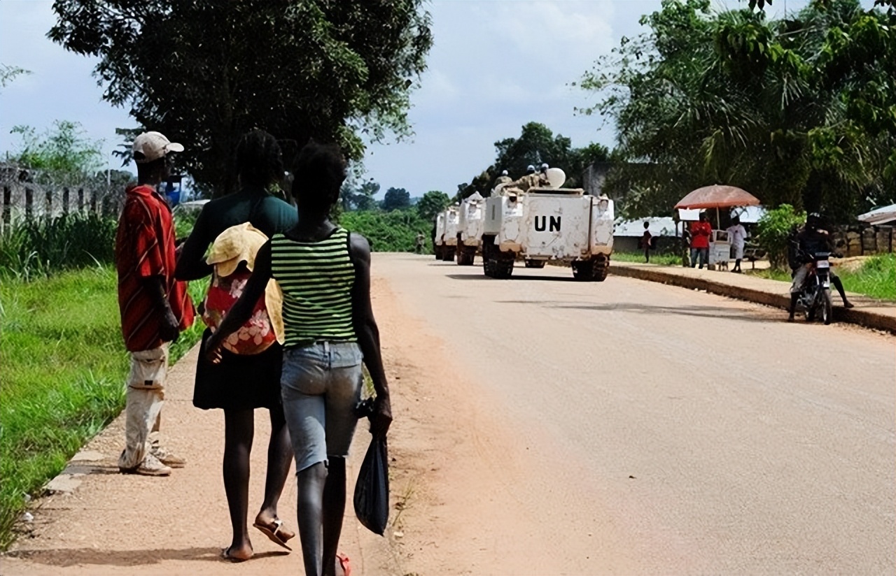 没见过这么穷的国家，买双拖鞋还要分期，一下雨半个国家都瘫痪