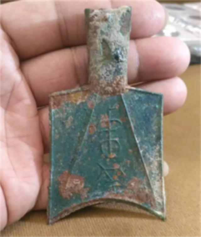 华夏民族最早的钱币空首布