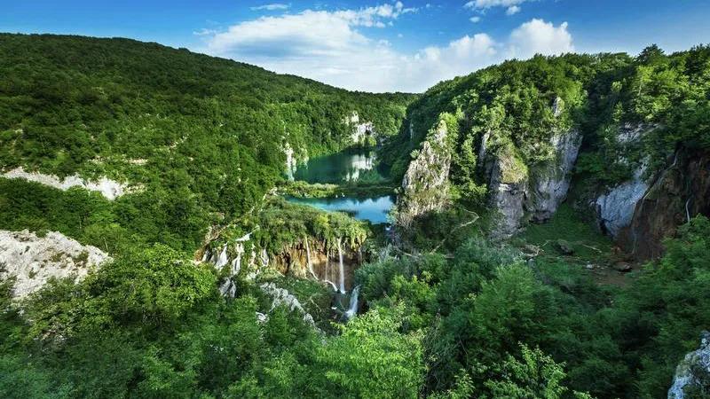 世界足球强国，有地球之眼、海景沙滩、城堡宫殿，中国九寨沟美景