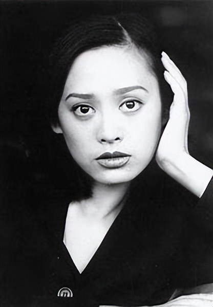 “狂野性感”的宁静，混娱乐圈无人敢*规则潜**，情史劲爆火辣