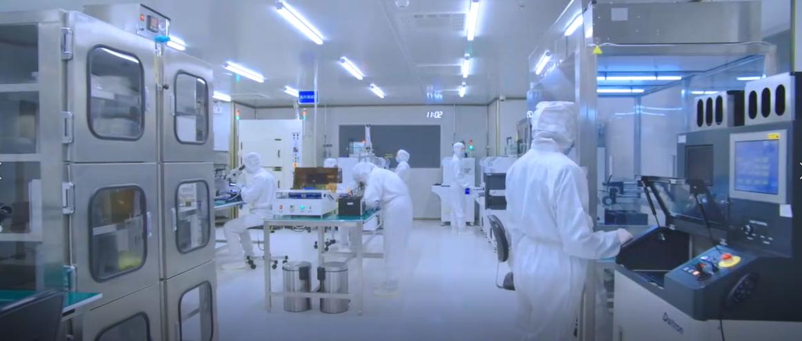 带足球场的健身房,带游泳池篮球场乒乓球的健身房