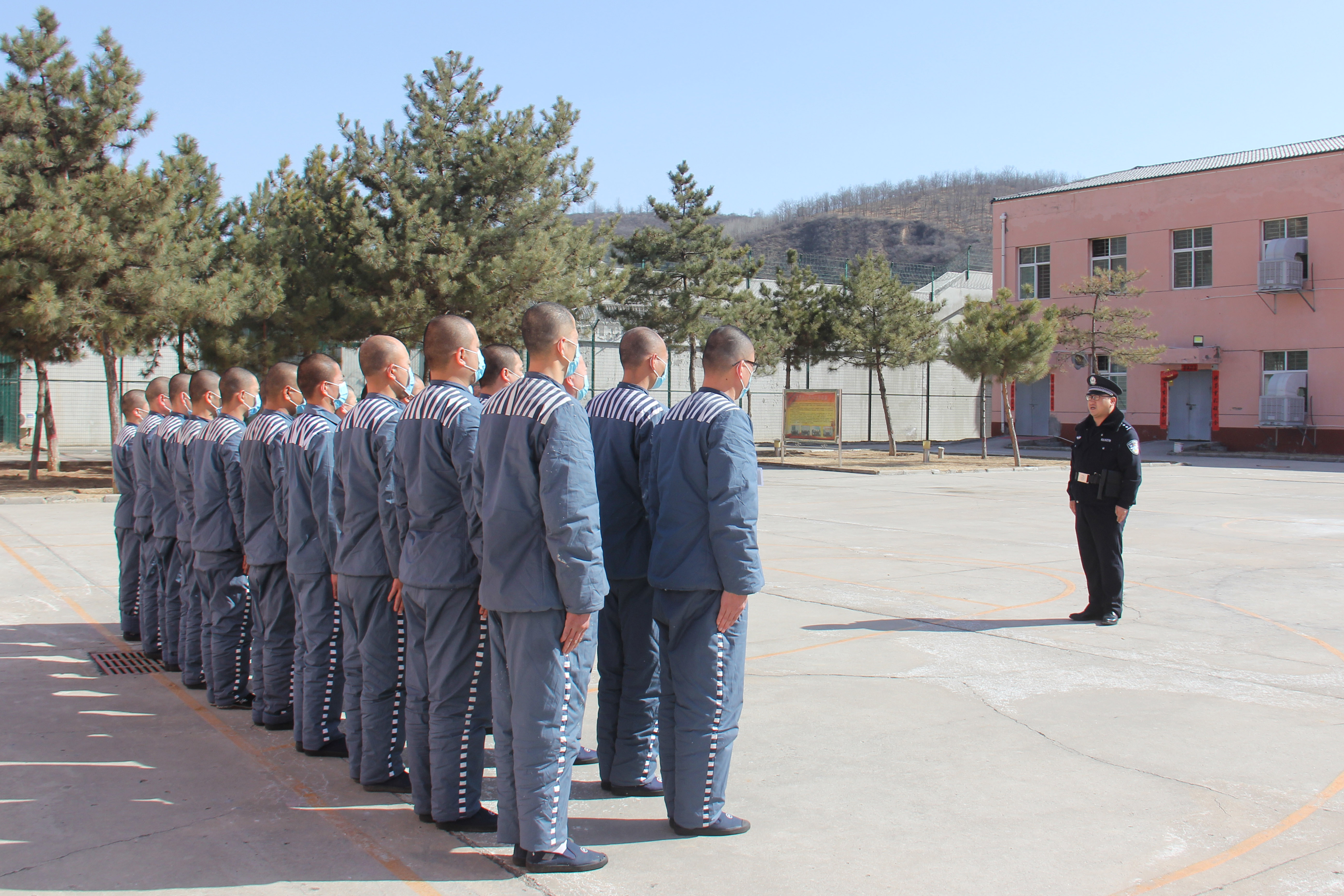 老公坐牢10年我怎么办,老公坐牢12年该怎么办