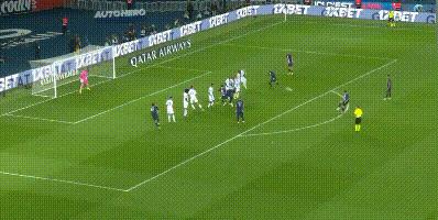 梅西任意球越过c罗头顶,梅西任意球钻过人墙