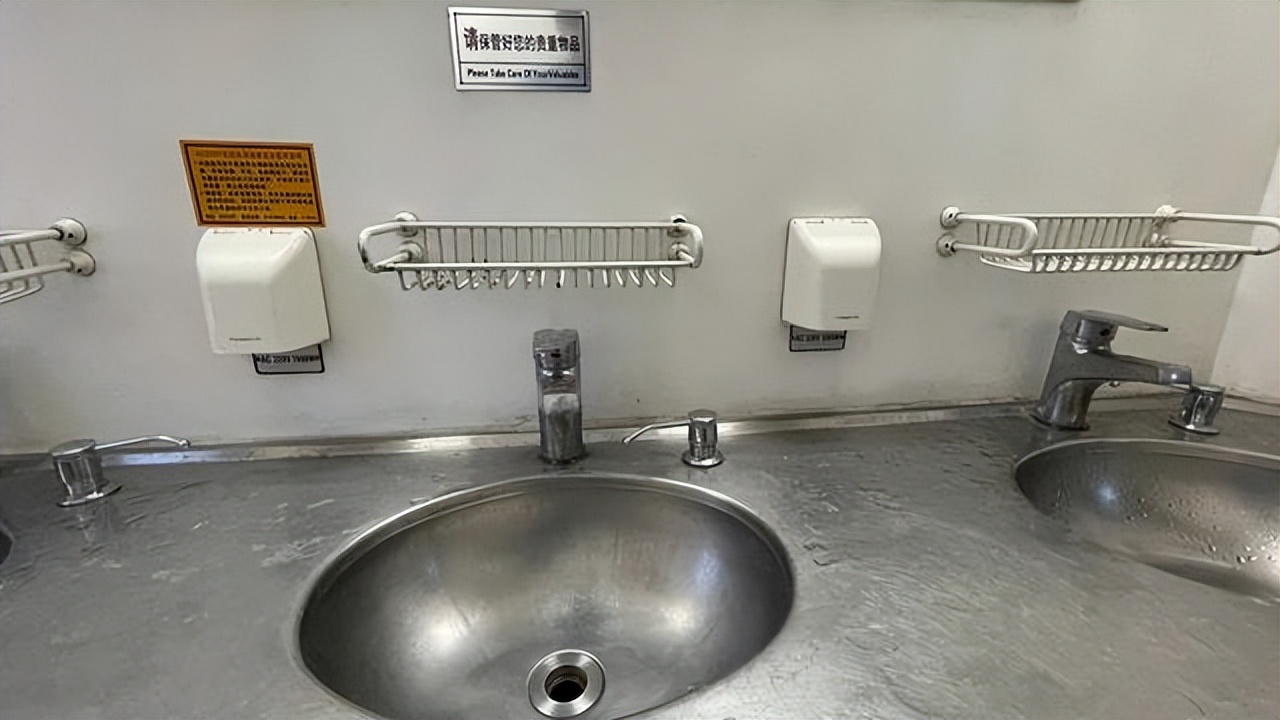 火车上手机没电可以去软卧充电么,在火车上手机怎么充电