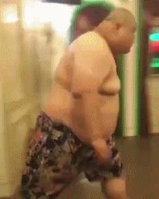 轻松一刻：光头，手机拿不到，你好歹捏个饺子吃啊，贼不走空