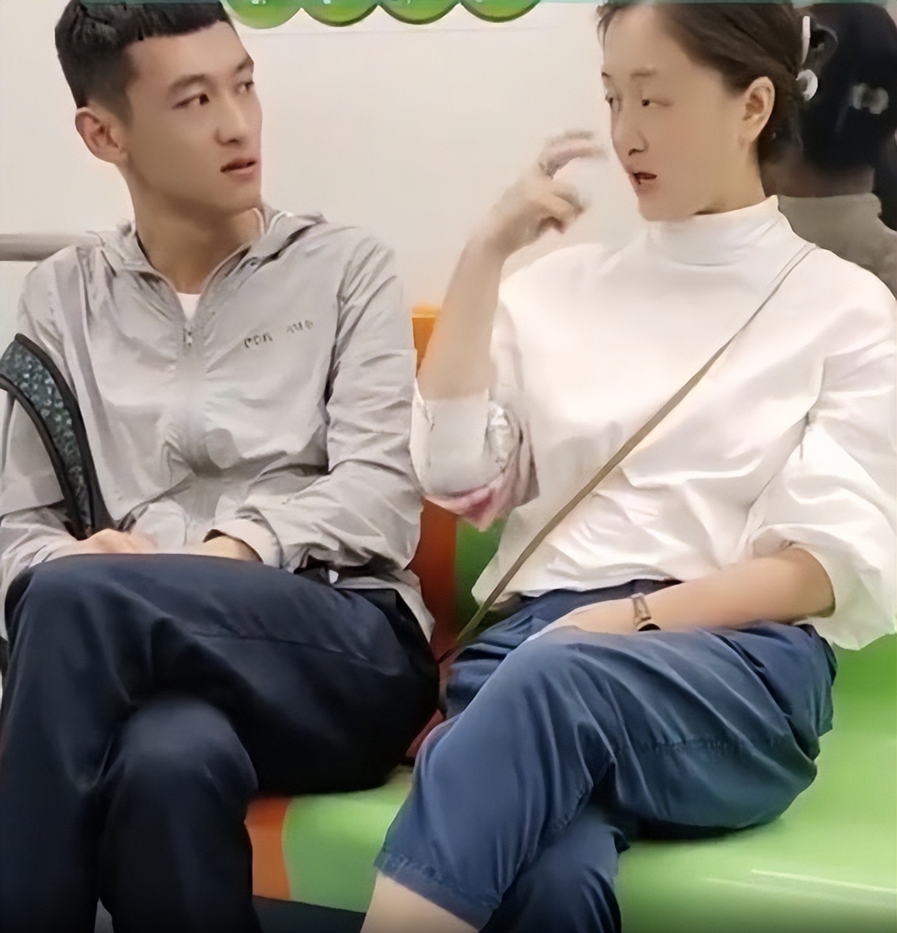 上海一聋哑情侣地铁上用手语交谈，打情骂俏温馨幸福：挺有夫妻相