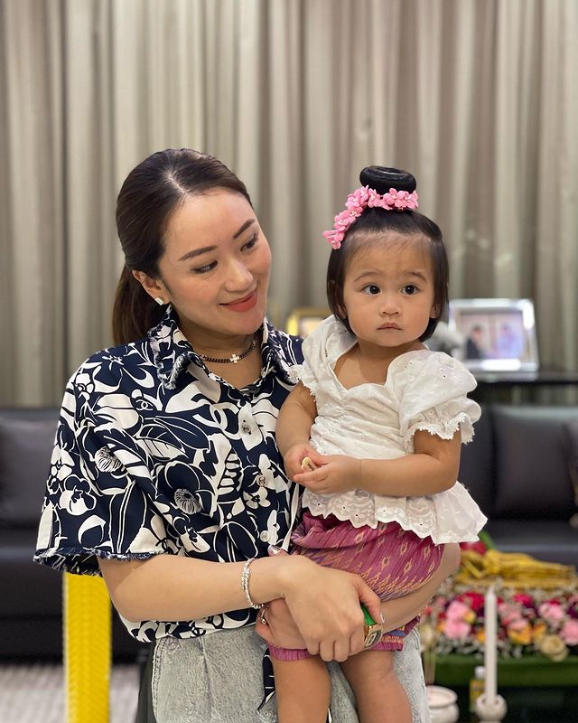 英拉穿傣装照片,泰国英拉泼水节