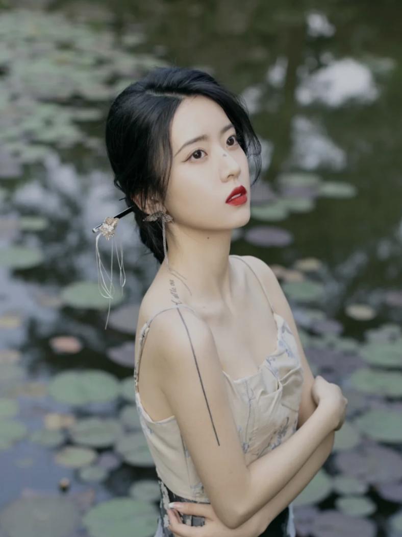 波浪卷发简单编发,人鱼微卷编发造型