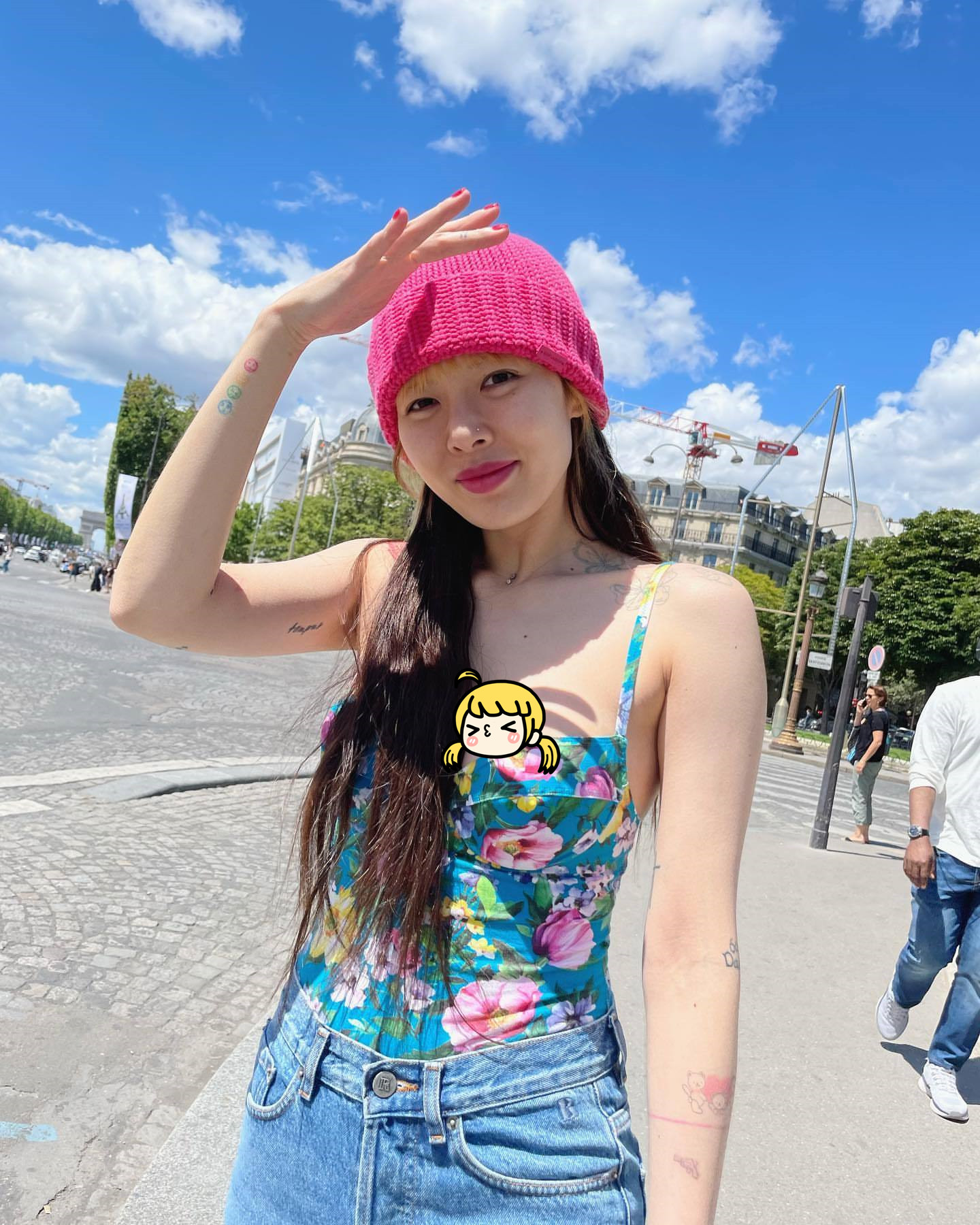 泫雅夏日最新照,泫雅风彩虹针织帽