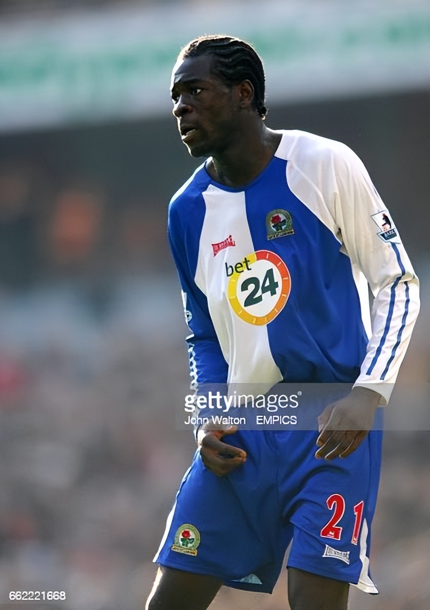 他是名震英超的黑塔中卫，最佳冬窗签约，还是反种族歧视斗士