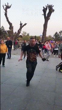 一哥们在殡仪馆守灵，闲着无聊，半夜用手机搜附近的人