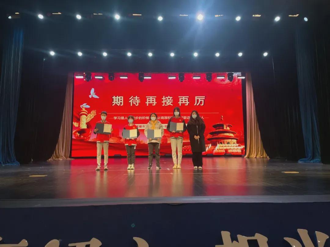 拿奖到手软的学生,拿奖状拿到手软