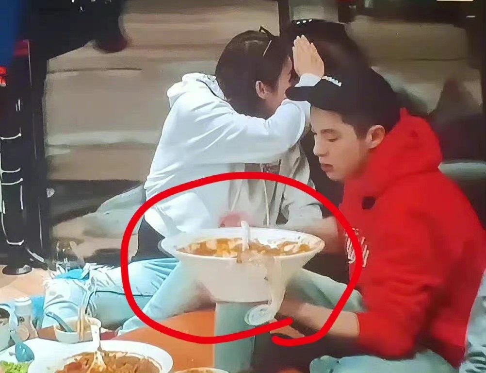 王鹤棣出席活动微博惊艳,王鹤棣一夜爆红的反应