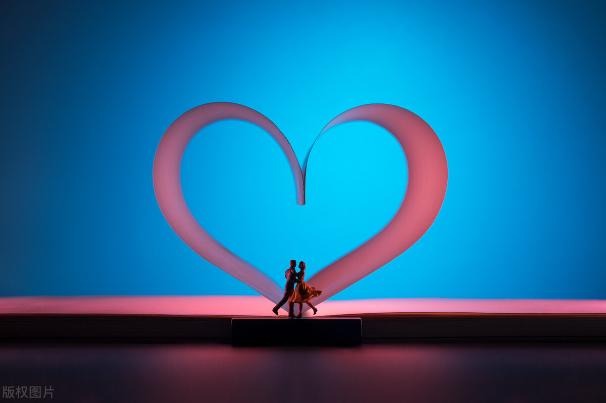 他主动送上门，圈住我的腰，眼睛红得像兔子：姐姐别走