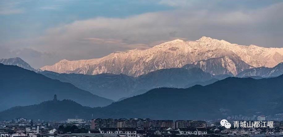晴空雪山,雨过天晴的都江堰又见雪山