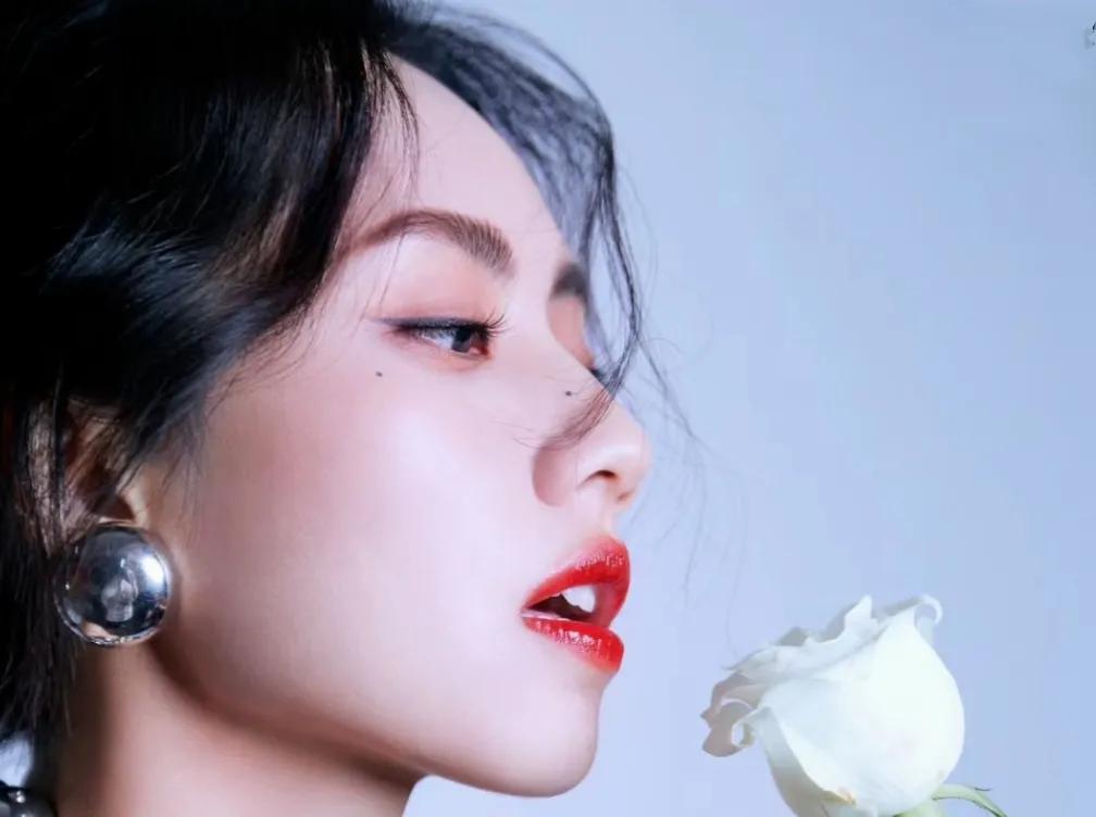 薛之谦刘惜君笑场完整版,刘惜君忘词薛之谦笑场聊表心意