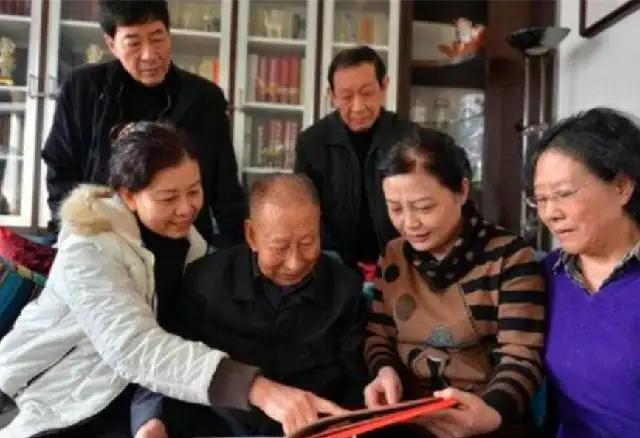 抗日战争时期15名日军躲在窑洞里,几个士兵被日军包围誓死不投降