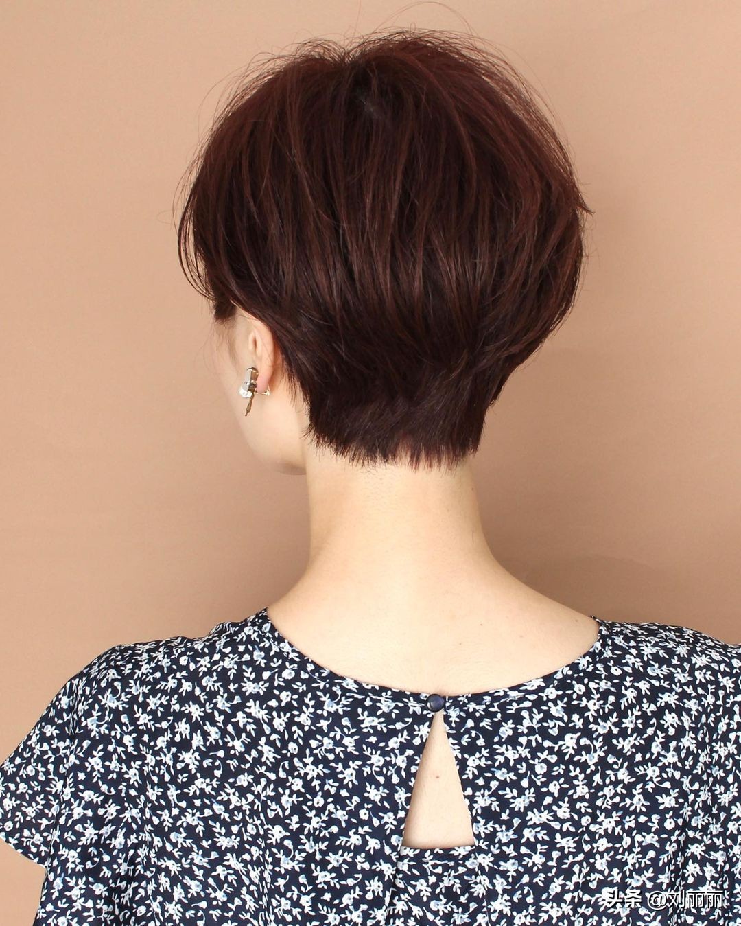 十款耐看易打理的女生发型,沙宣短发立体内扣发型图片