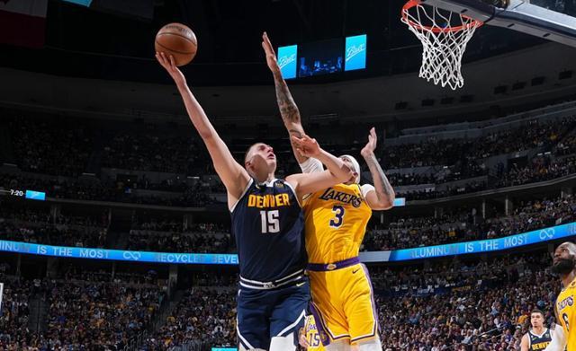 浓眉打掘金崴脚,湖人队末节崩盘再负掘金