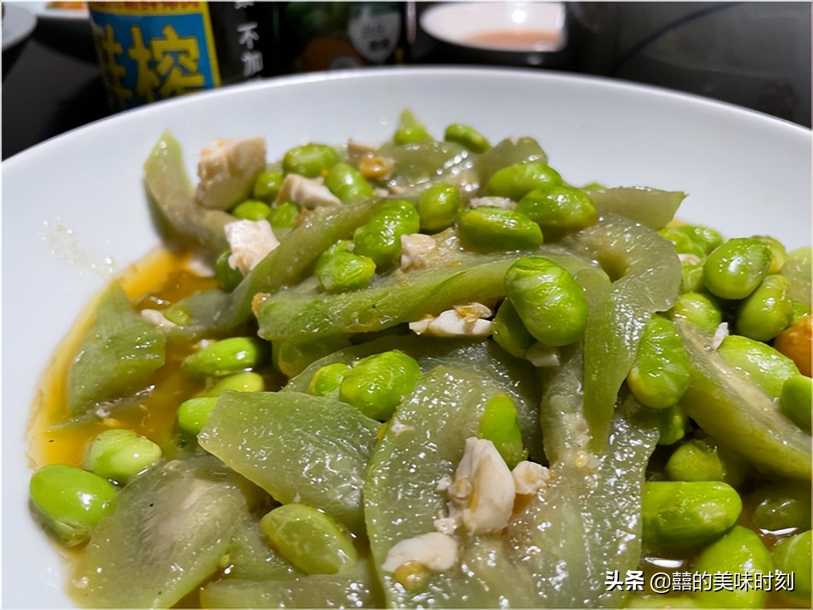 浙江大哥请客吃饭，点了12个菜却被朋友吐槽不已，网友：不识货