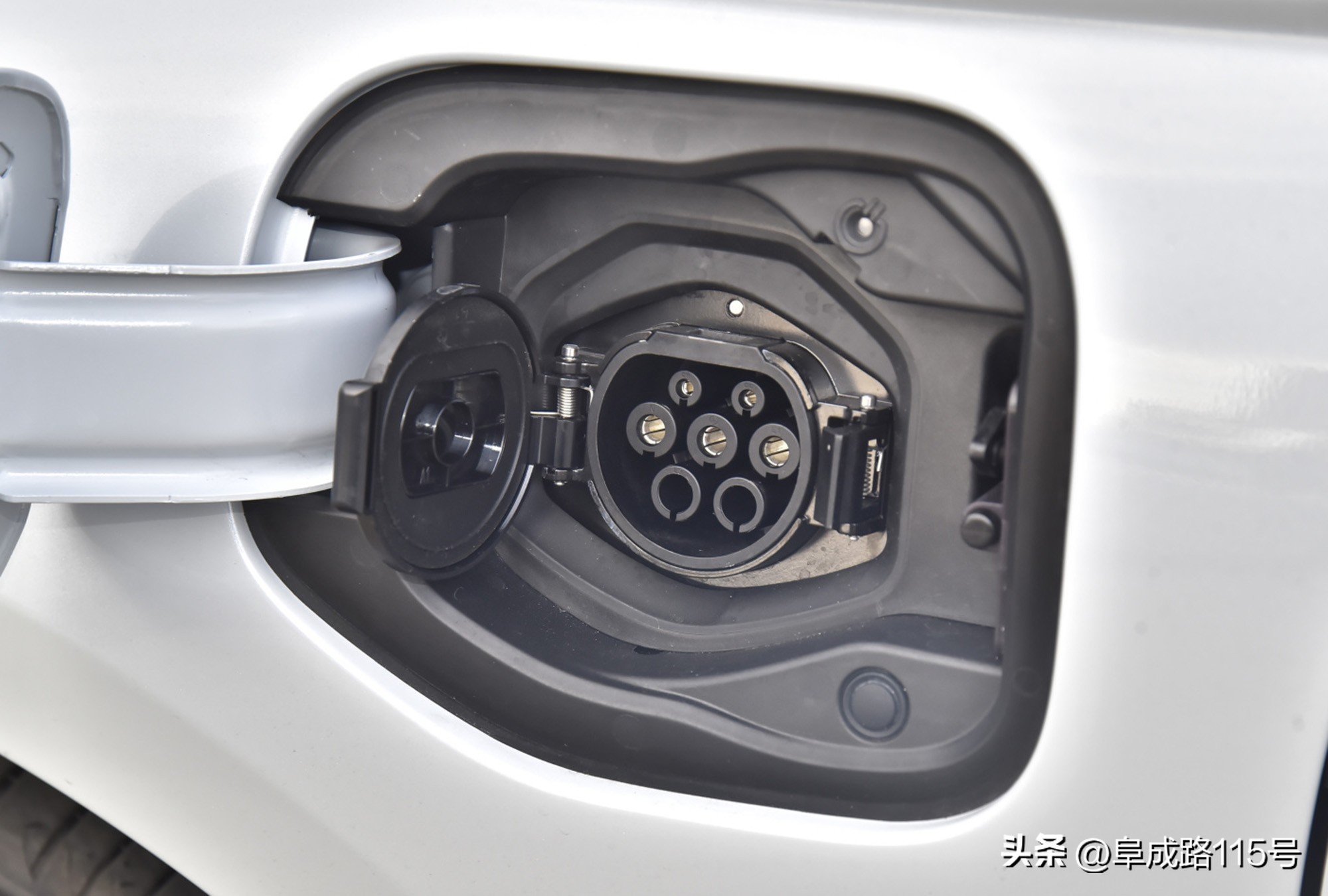 2018款本田英仕派,2022款本田英仕派黑白双拼外观