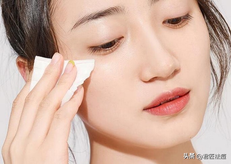 眉心长痘痘的原因和改善方法,眉心痘应该用什么祛痘