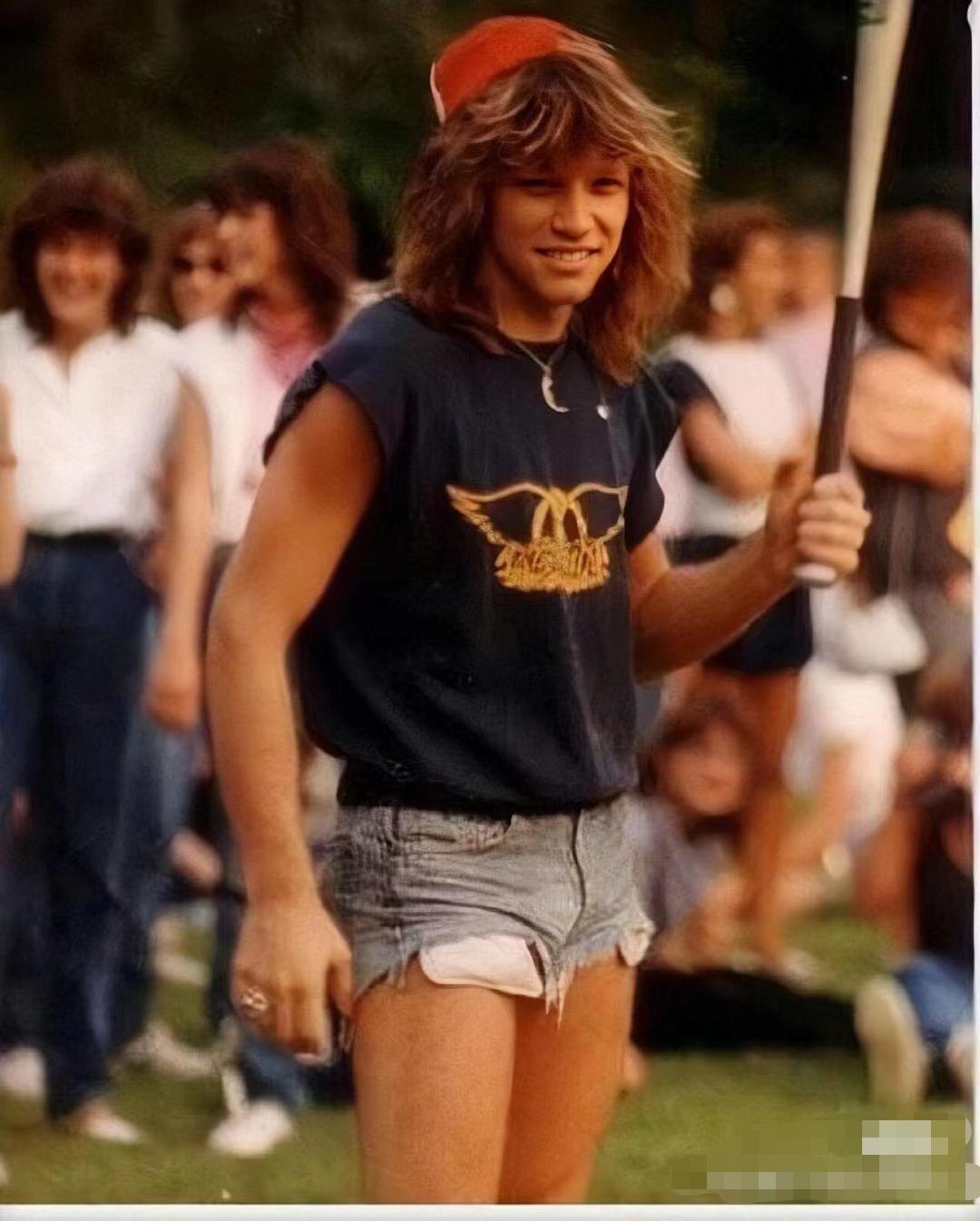 男生裤子越短越gay?刘德华、成龙穿齐X热辣小短裤下场打脸