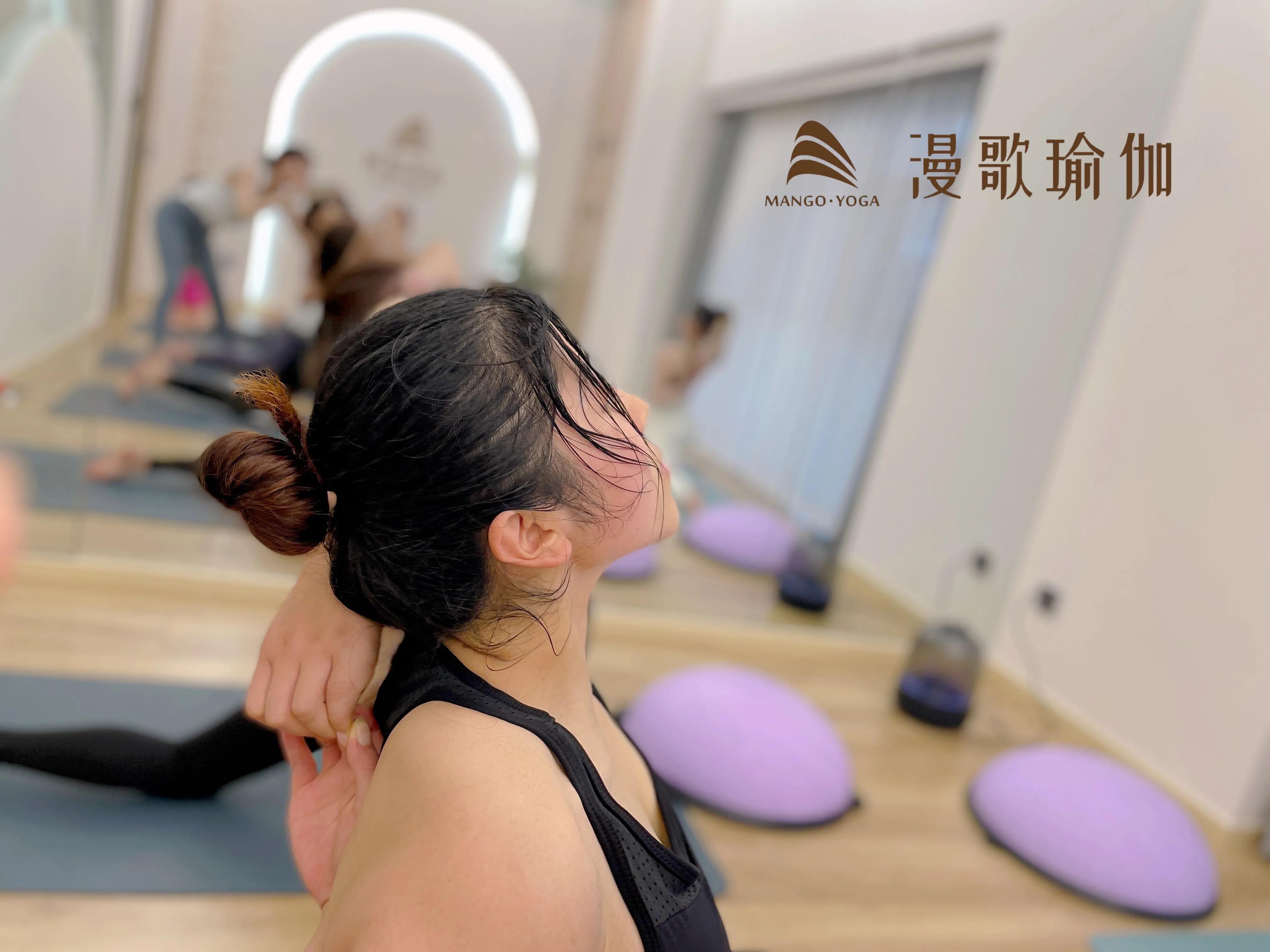 中年女性在家初学练瑜伽,中年妇女练太极好还是练瑜伽好