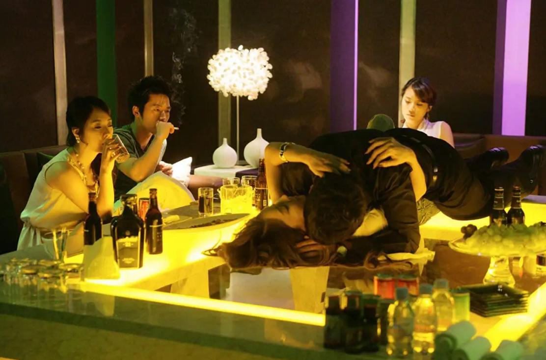 *春卖**爱国、*拍偷**成瘾、贪腐泛滥,怪像频出的韩国,究竟有多魔幻?