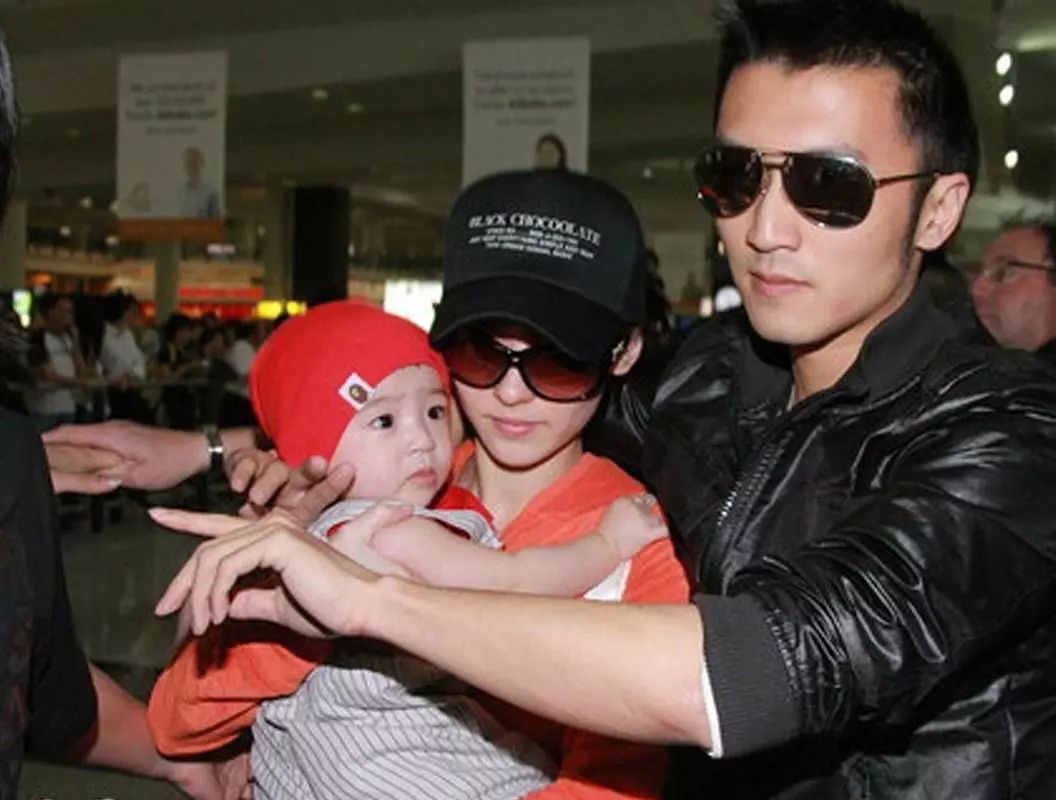 谢霆锋王菲时隔23年大方牵手,王菲谢霆锋机场牵手图片图文