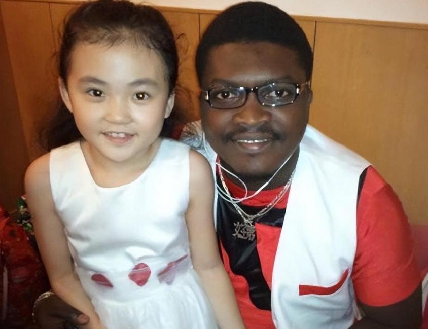 黑人歌手好弟近况：走红后迎娶中国姑娘，今36岁仍未取得中国绿卡