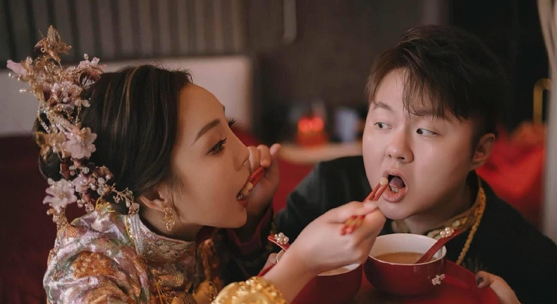 赌王女儿大婚10亿嫁妆震惊全港,赌王三太出席女儿婚礼戴珍珠项链