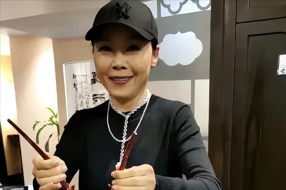 8位晚年移居国外的老牌明星,年轻出国享受晚年回国养老的明星