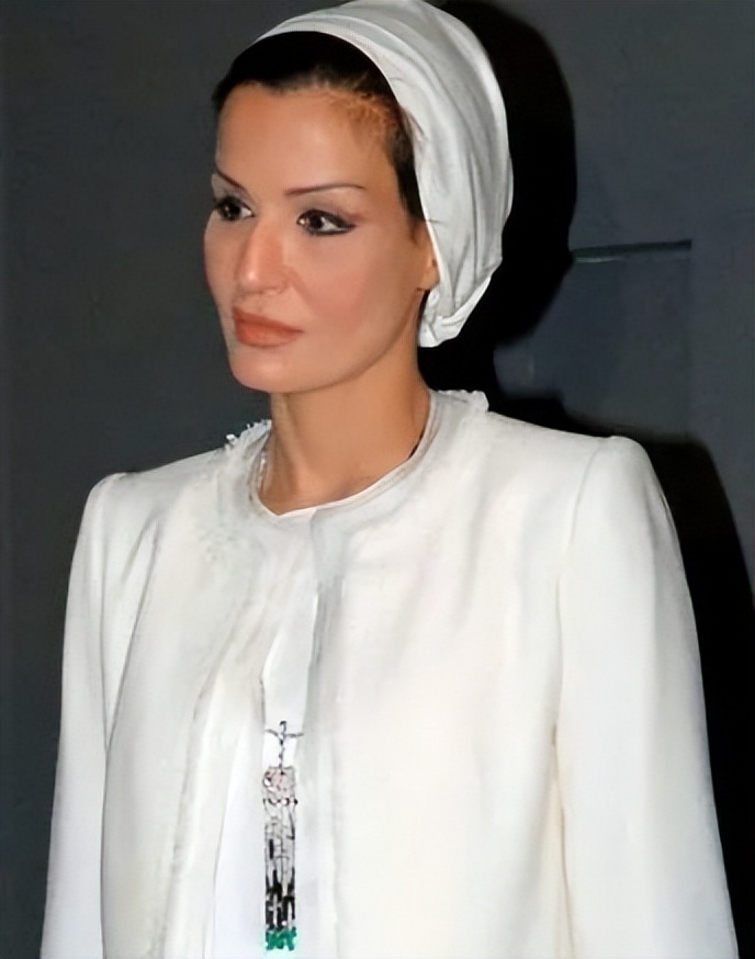 深扒卡塔尔王妃的珠宝盒，竟然发现了温莎公爵夫人的拍卖真品