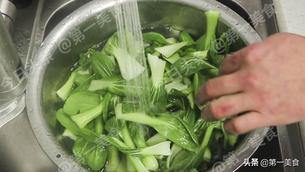 青菜如何炒翠绿不变色不出水,青菜粥怎么做才能保证青菜翠绿