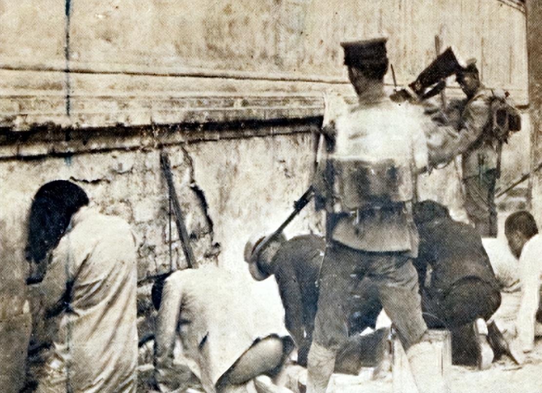 侵华日军*行暴**照片，日本人强迫女子脱下衣服，*辱侮**致死