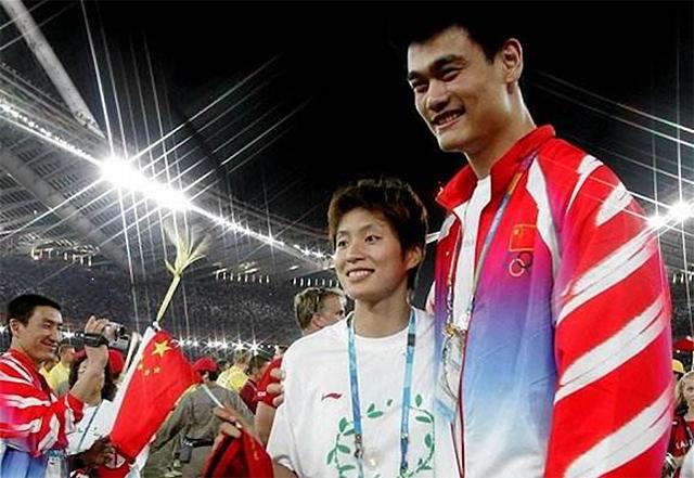 姚明和老婆叶莉成全场焦点,姚明妻子叶莉的简历