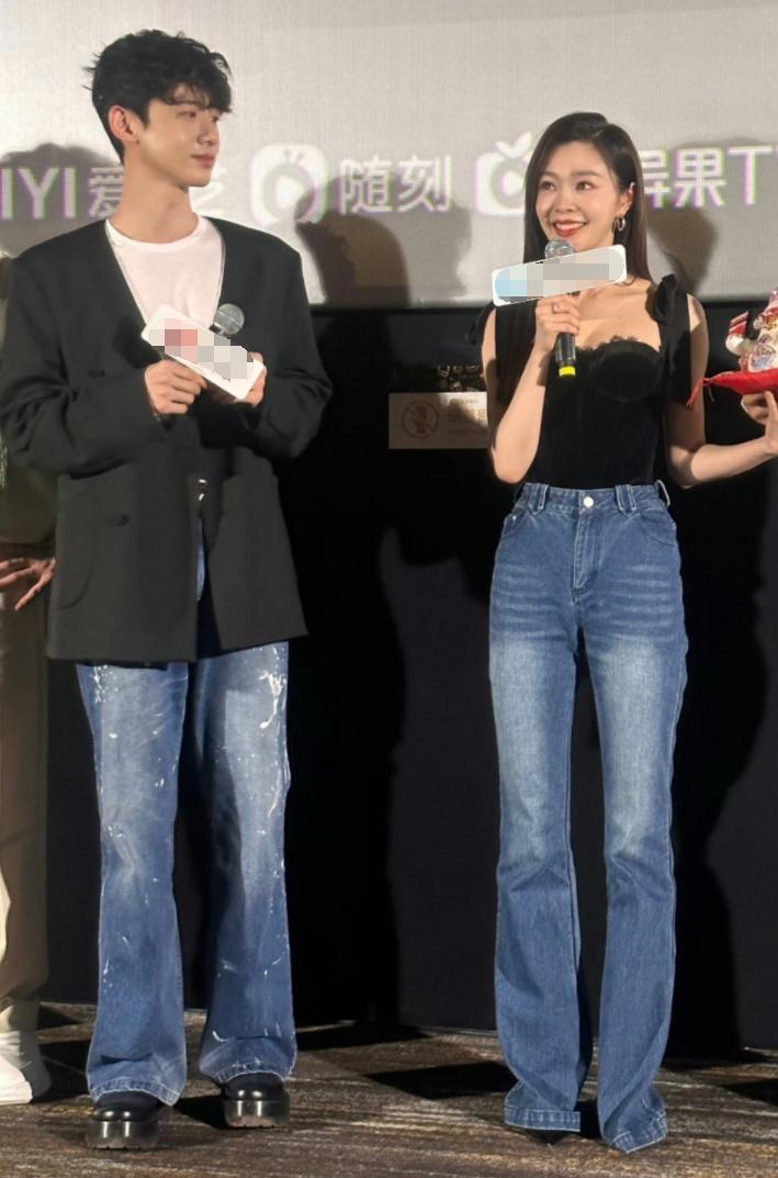 宋轶白敬亭情侣装被认证,白敬亭宋轶扫楼情侣装图片